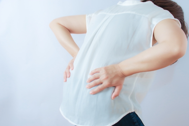 女性腰に手を当てる